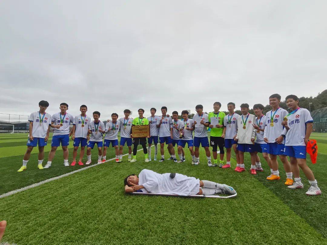 足球赛场上的激烈角逐让人扣人心弦的简单介绍