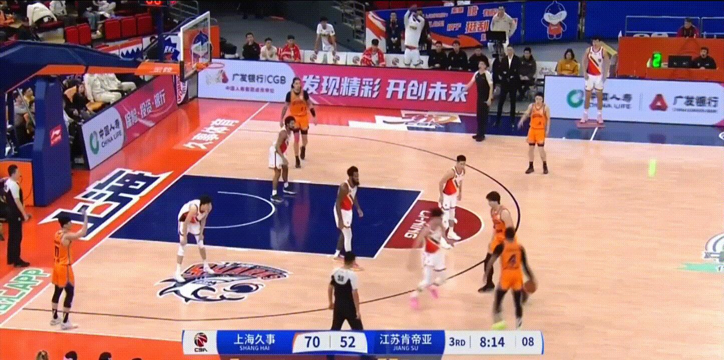江苏男篮力克上海队，晋级四强(上赛季江苏男篮排名)