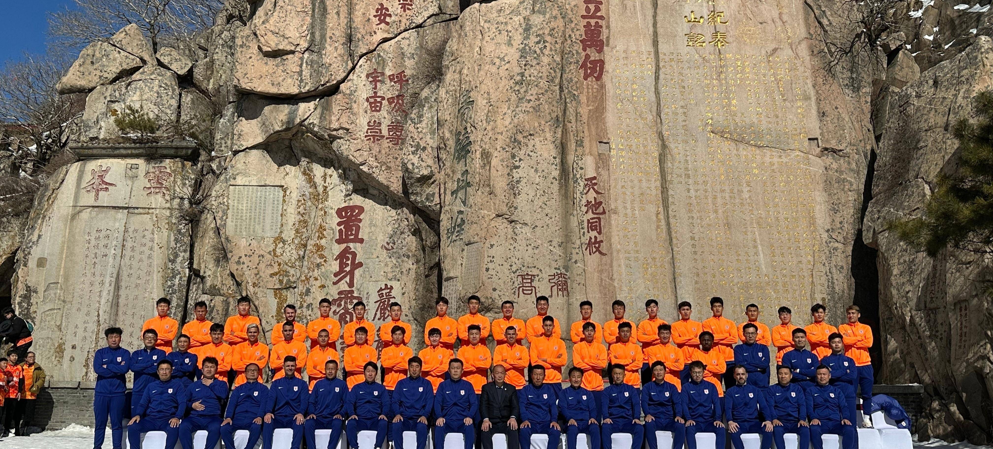 包含中国足球队再次登顶，风头无两的词条