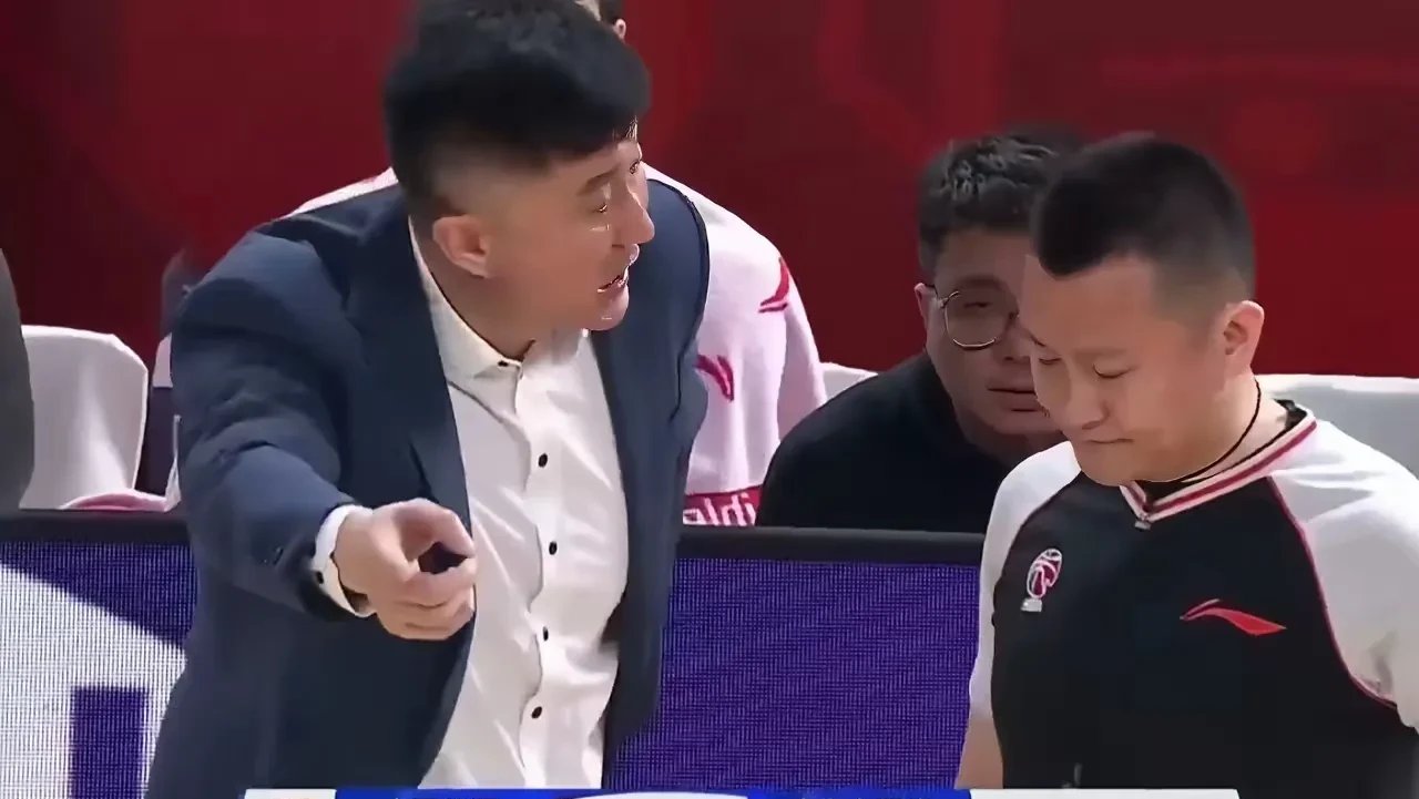博鱼体育-比赛中发生激烈争执，裁判难以处理